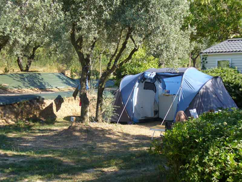 emplacement camping dans le luberon